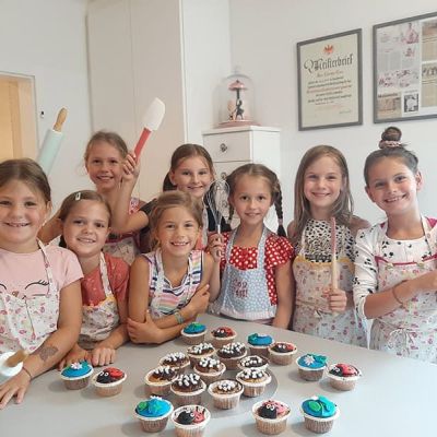 Backen bei der Kindergeburtstagsparty  – Cup Cakes dekorieren 
