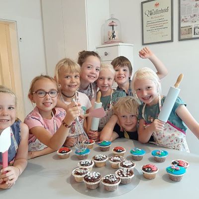 Backparty zum Geburtstag – Kinder dekorieren Cup Cakes