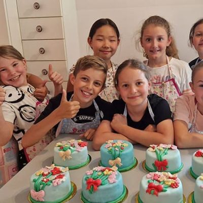 Backkurs zum Kindergeburtstag – Torten mit Blumenstrauss dekorieren in Tirol