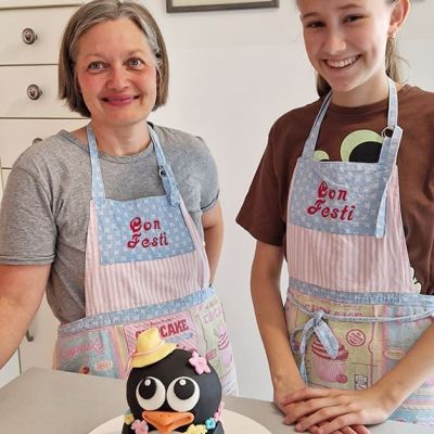 Motivtorte Pinguin gestaltet im Familienbackkurs bei Con Festi