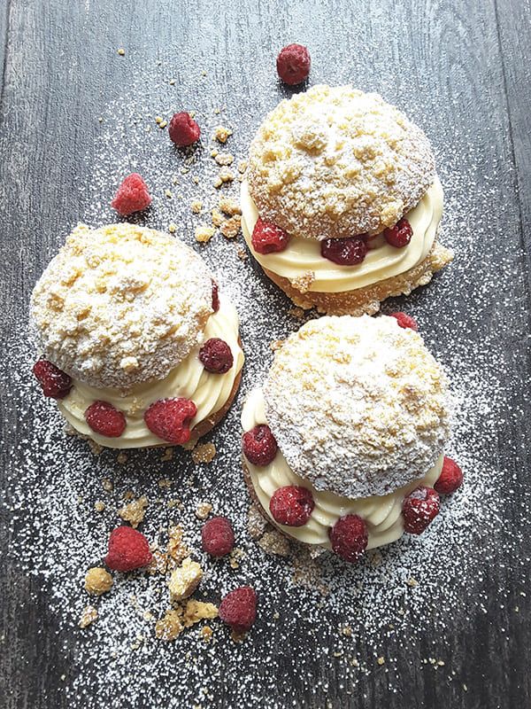 Streusel-Vanillekrapfen mit Eierlikör und Himbeeren