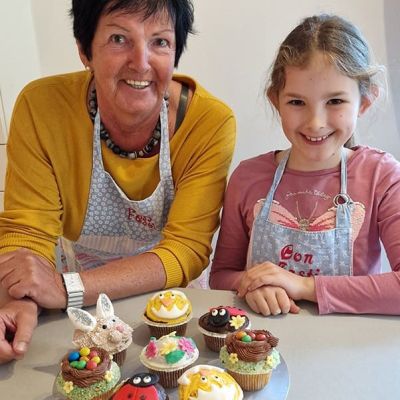 Oma und Enkelin backen und dekorieren Cup Cakes mit Oster-Motiven im Backkurs bei Con Festi
