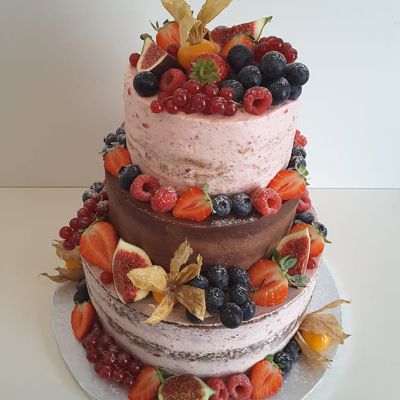 Naked Cake mit Früchte und Schokolade