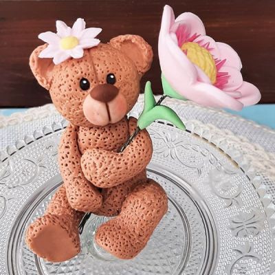 Modellierter Teddybär mit Blume für Torte