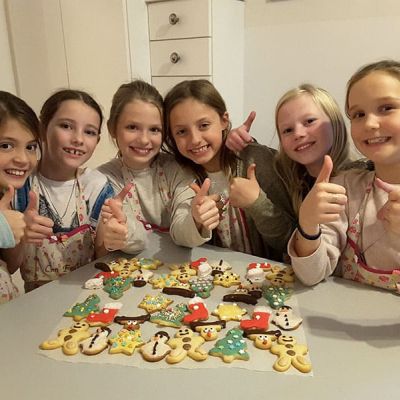 Weihnachtlich dekorierte Kekse im Kinderbackkurs