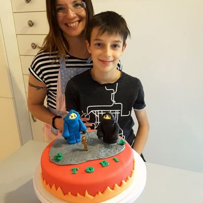 Gemeinsam Backen – Mutter und Sohn dekorieren Ninja Torte