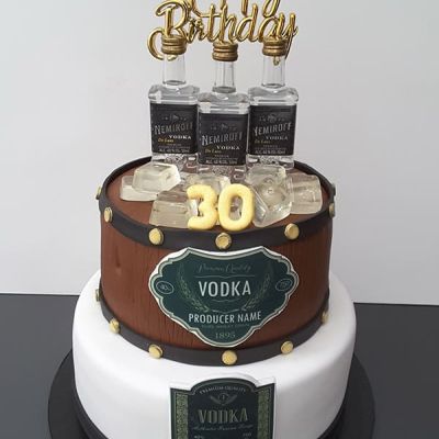 Happy Birthday Torte mit Vodka Fläschchen