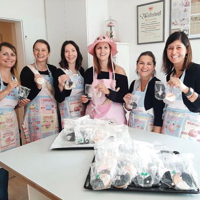 Gastgeschenke zur Hochzeit – Kekse mit Anzug und Brautkleid selber backen bei Con Festi in Tirol