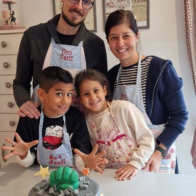 Familie gestaltet Hulk Torte bei Con Festi