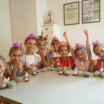 Muffins verzieren bei der Kindergeburtstagsparty bei Con Festi in Völs