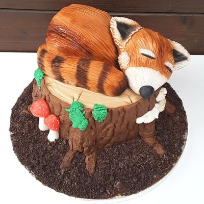 Kleiner roter Panda auf Holzstamm Torte