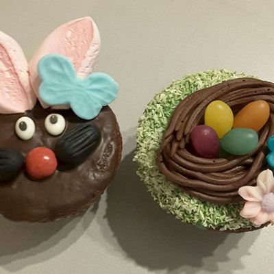 Cup Cakes zum Thema Ostern dekorieren im Kinderbackkurs bei Con Festi