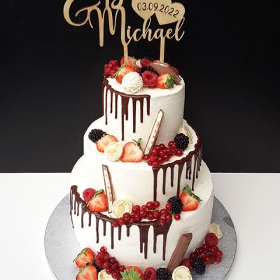 Naked Cake weiss mit Früchten und Schokolade als Hochzeitstorte