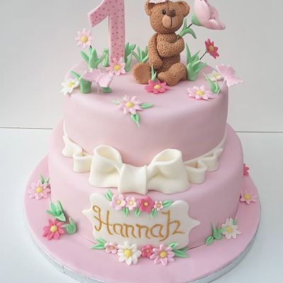 Rosa Geburtstagstorte für Hannah mit Bärchen und Blumen