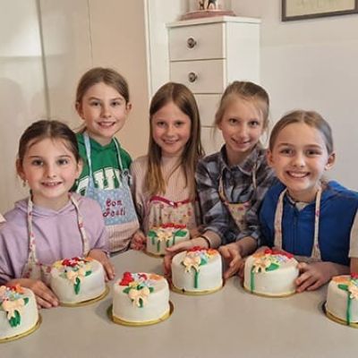Backparty für Kinderfeier – Torten dekorieren mit einem Blumenstrauss bei Con Festi