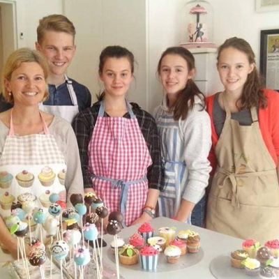 Familienbacken – Mama mit den Kinder backen Cup Cakes und Cake Pops bei Con Festi