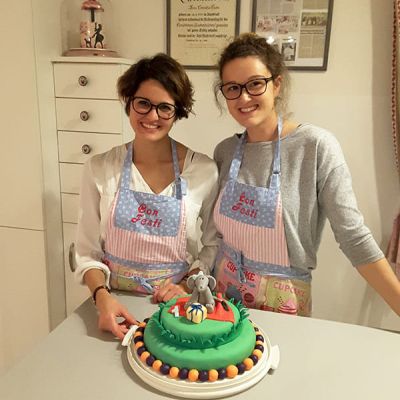 Schwestern backen und dekorieren Torte bei Con Festi