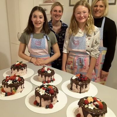 Töchter und Mütter backen Naked Cakes mit Beeren