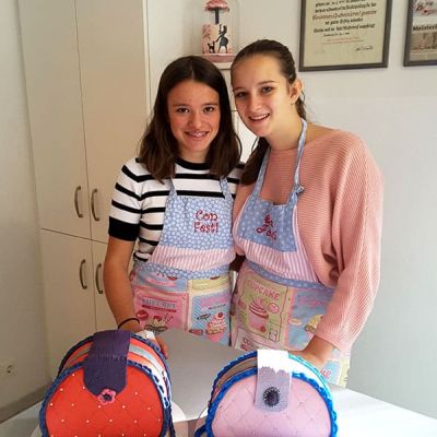 Teenager beim Backkurs dekorieren Torten als Handtasche bei Con Festi
