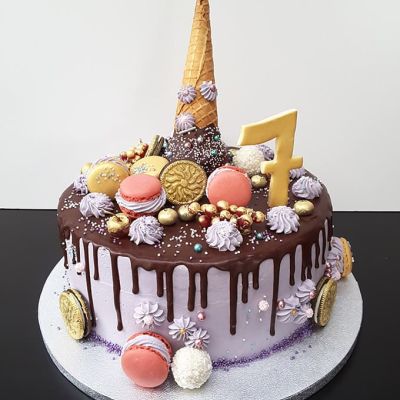 Lila Geburtstag-Torte als Naked Cake mit Macarons