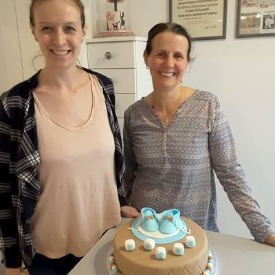 Gemeinsam Backen – Mutter und Tochter backen Tauftorte in Beige-Blau